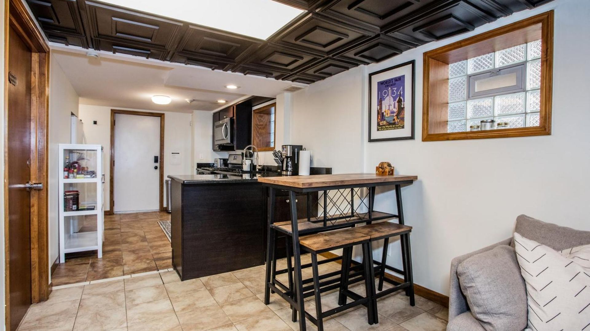 Stylish Garden-level 2br: Quiet Neighborhood Apartment *