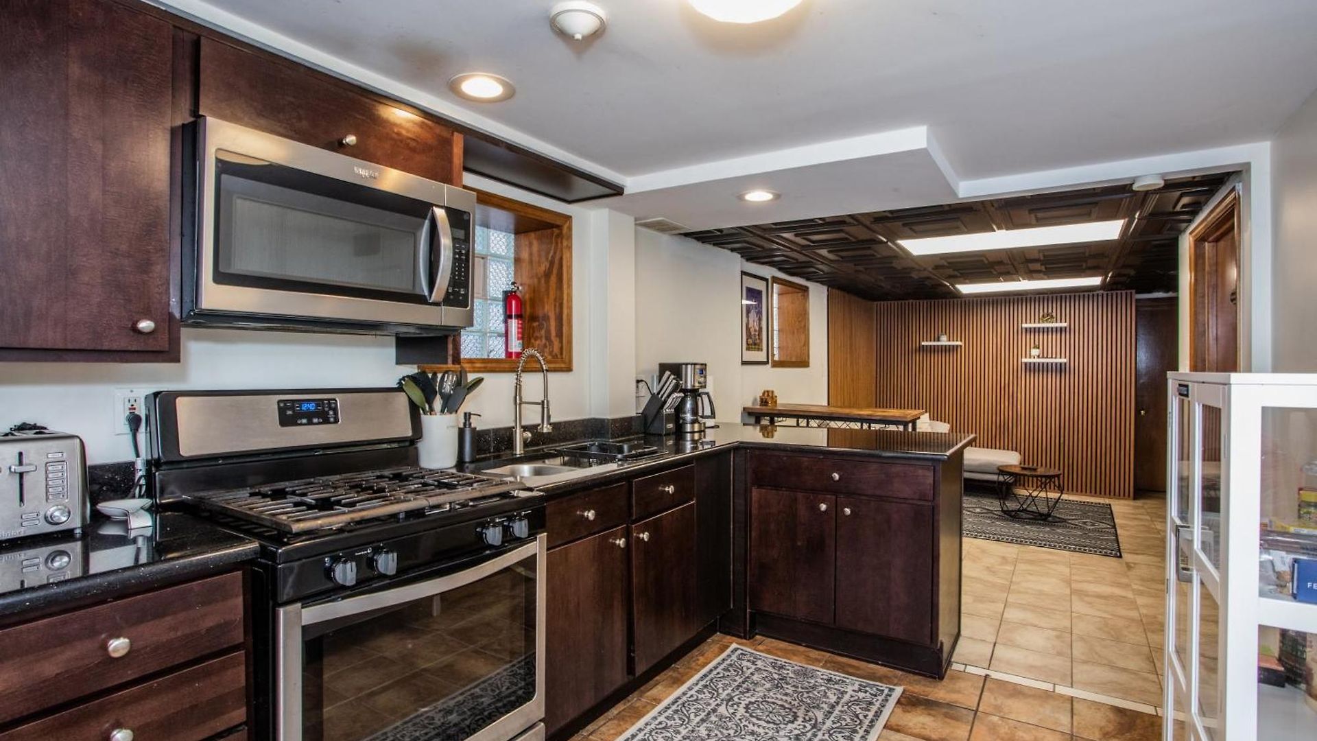 Stylish Garden-level 2br: Quiet Neighborhood Apartment *