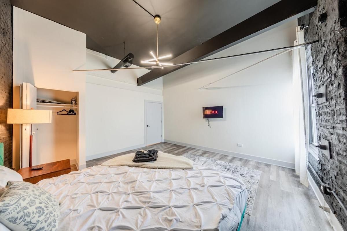 Luxury 5br W/ King Bed & Pool Table Near Chinatown Apartment