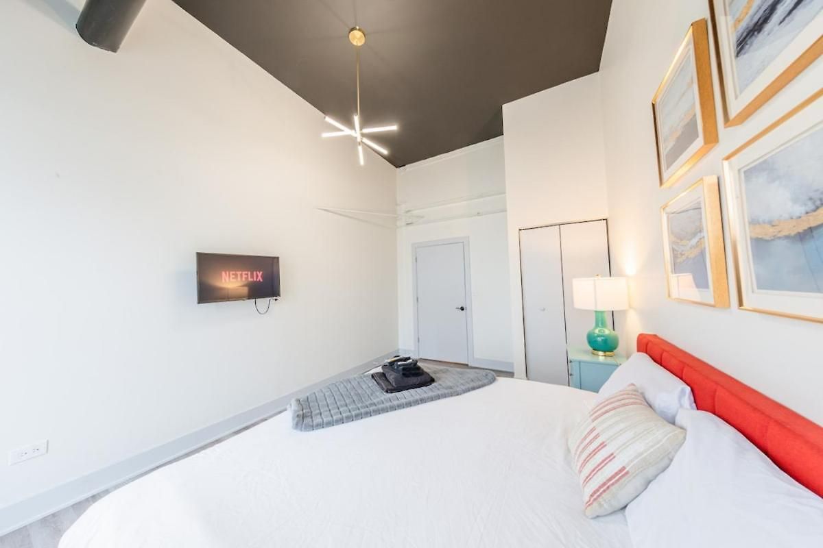 Luxury 5br W/ King Bed & Pool Table Near Chinatown Apartment Chicago