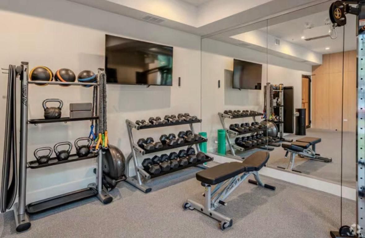 2bd 2ba Condo- Steps To With Gym & Parking *