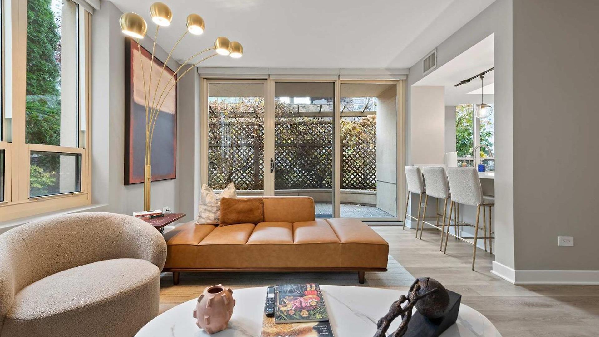 Apartment The Bernadin- Designer 3br Center With Balcony Chicago