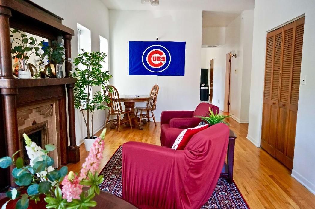 Cubs Near Wrigley Apartment *