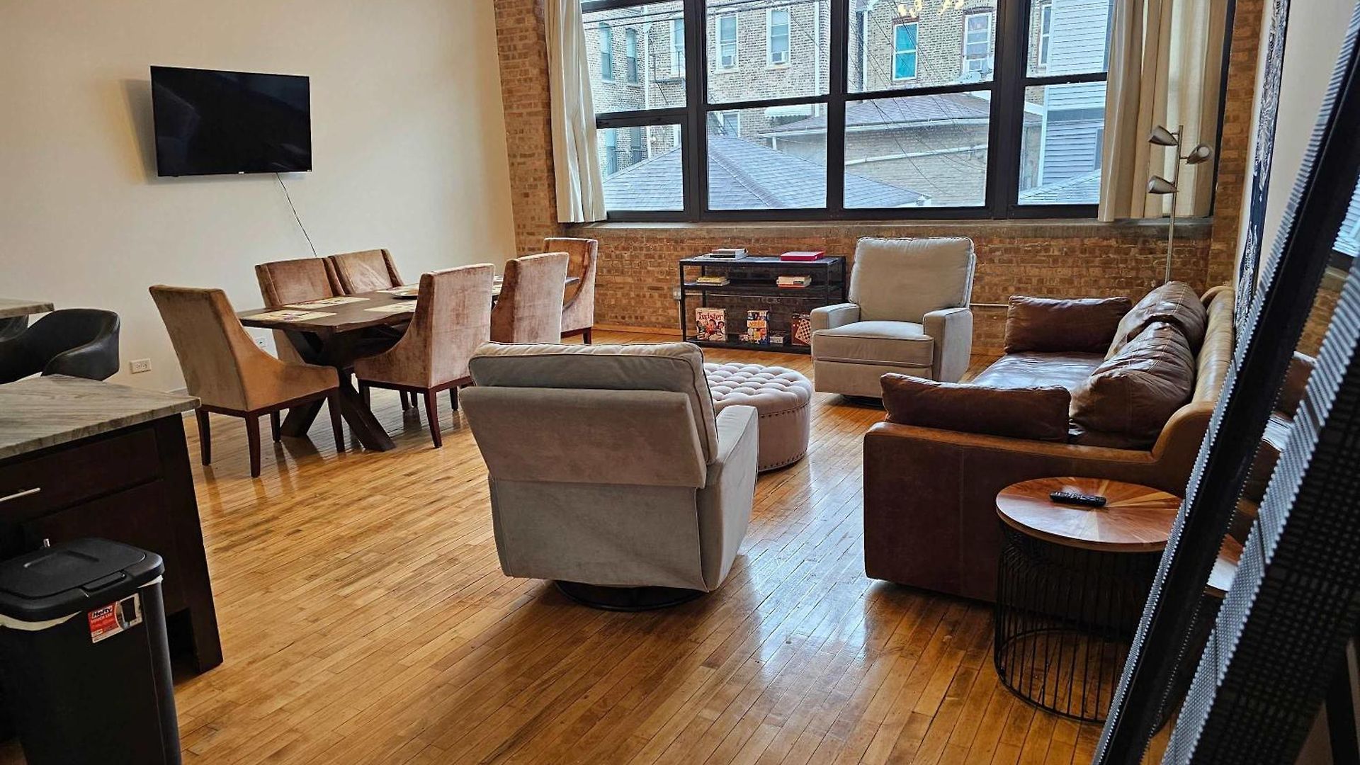 4 Bedroom Sleeps 20 People Apartment Chicago