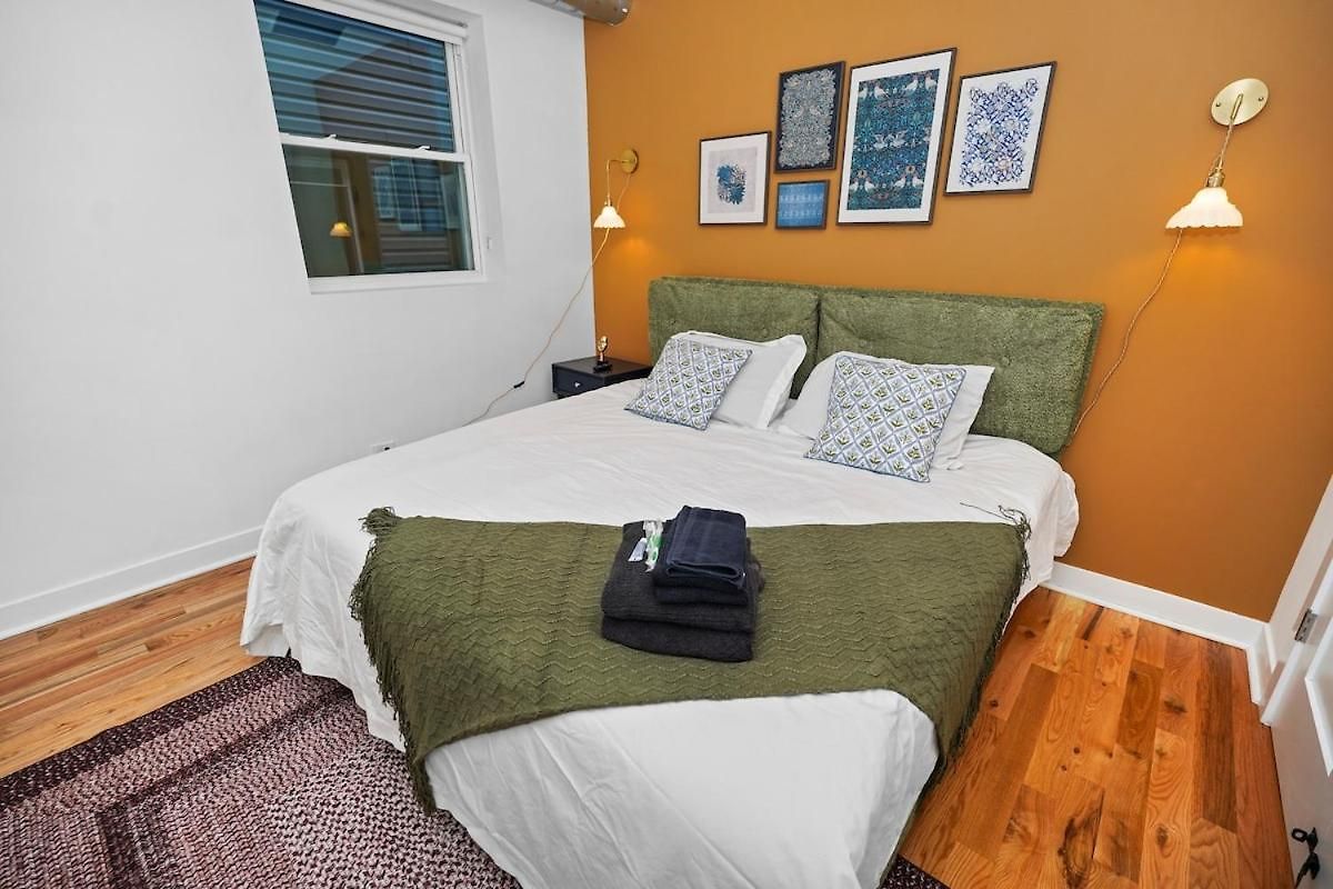 Modern 4br Pilsen Retreat Near Illinois Medical District & Downtown Chicago