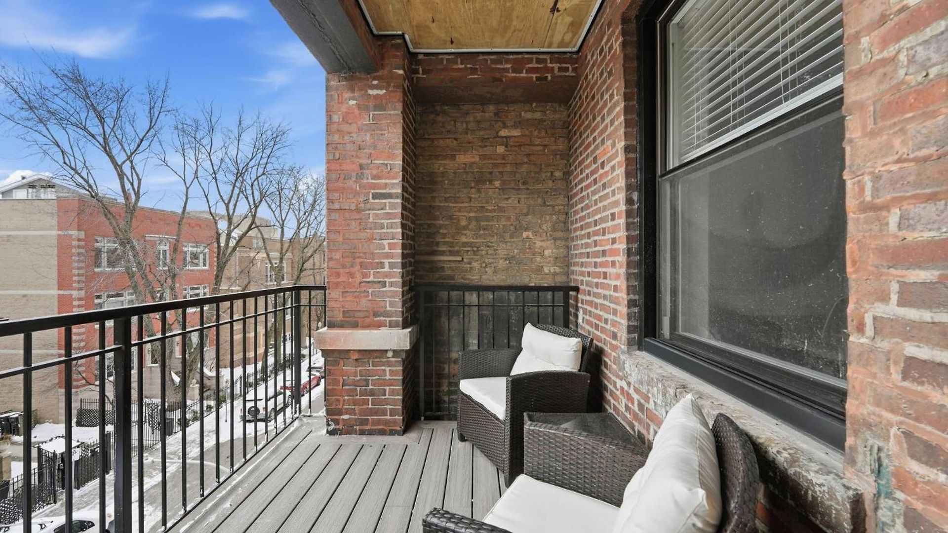 Apartment In Wrigley Close To The Field & Food