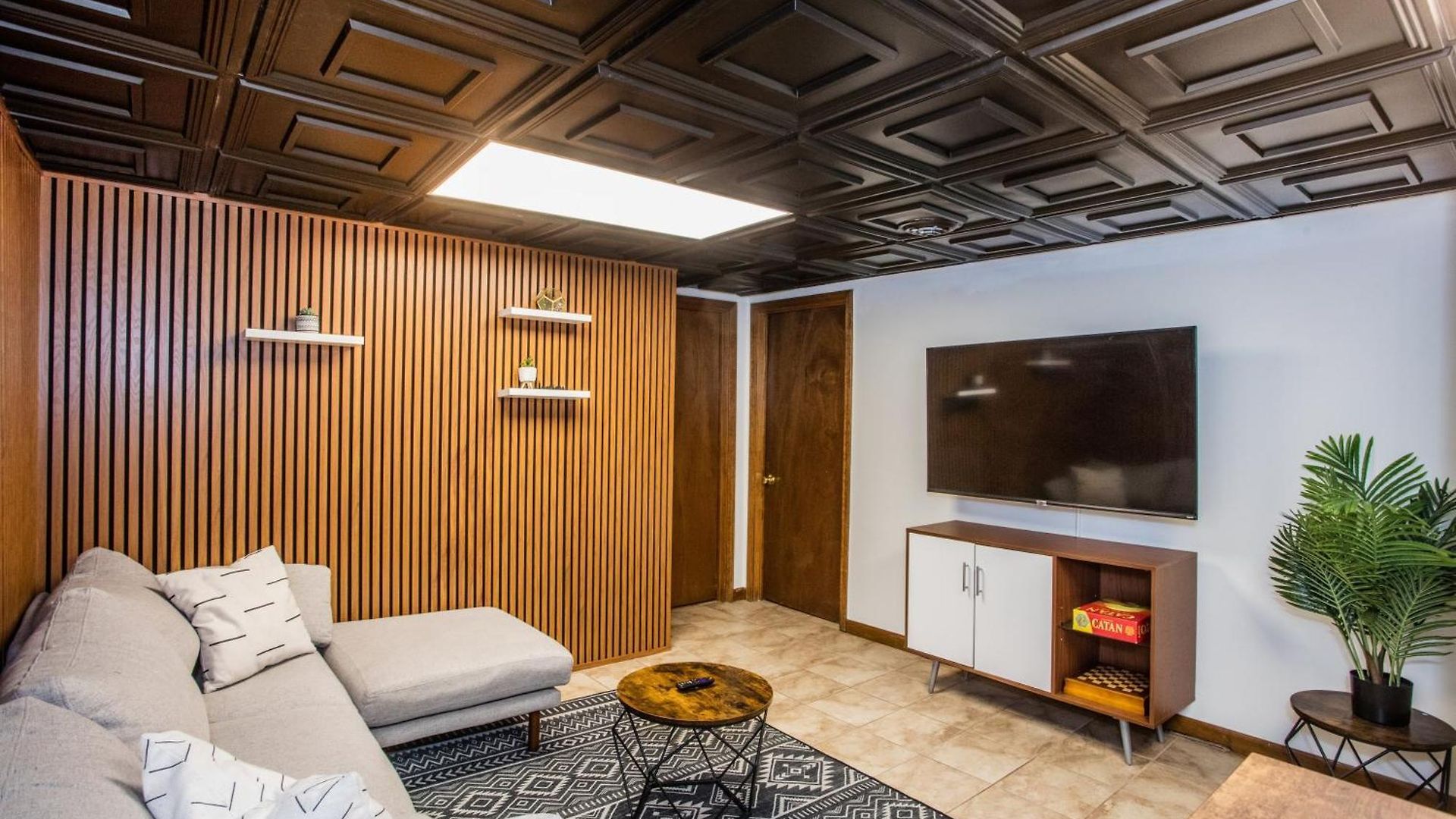 Stylish Garden-level 2br: Quiet Neighborhood Chicago