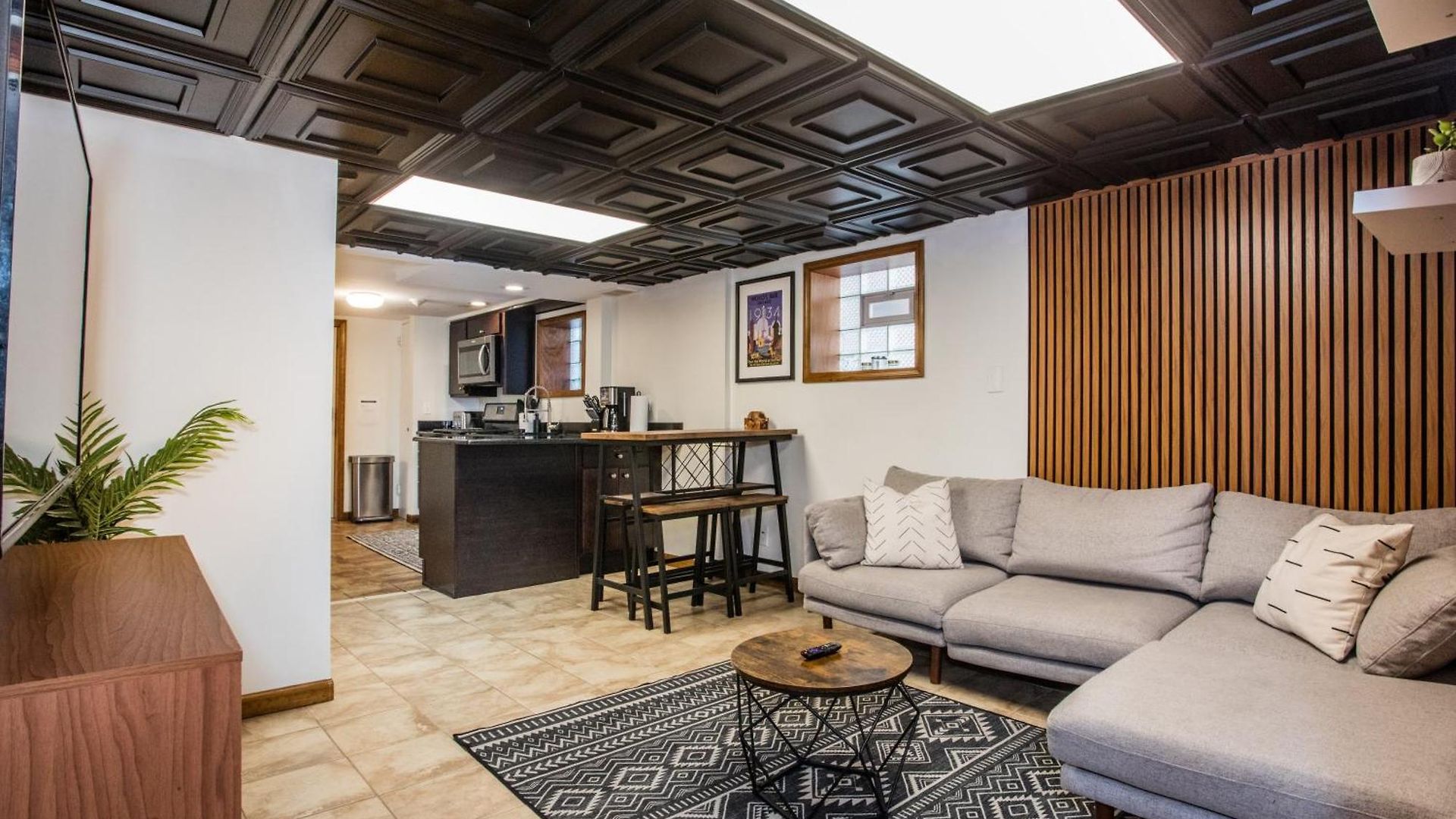 Stylish Garden-level 2br: Quiet Neighborhood * Chicago