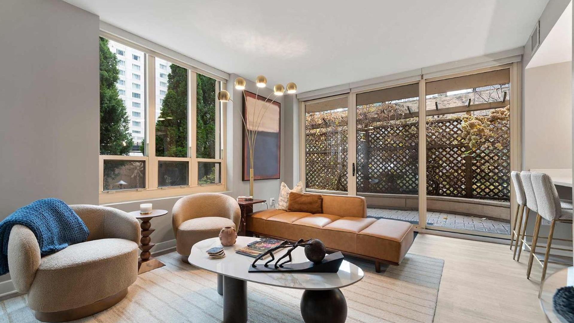 The Bernadin- Designer 3br Center With Balcony Apartment Chicago