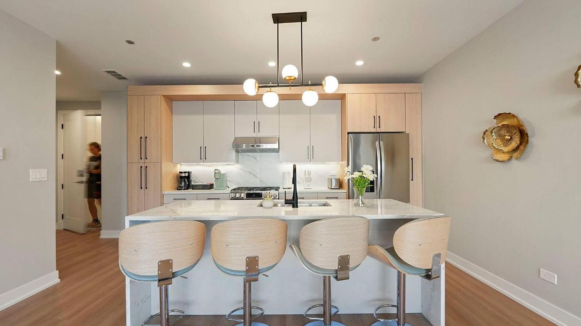 Apartment Modern By Med District With Parking & Laundry *