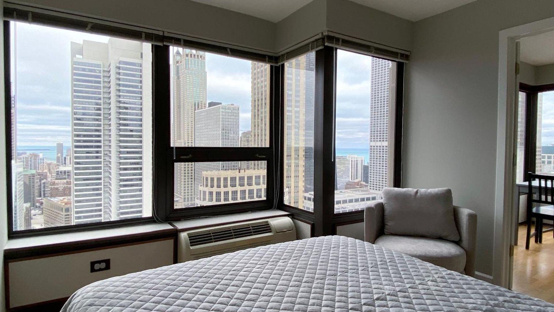 River North Magnificent Mile Condo, And Views, 43rd Floor Corner, Parking Included! *