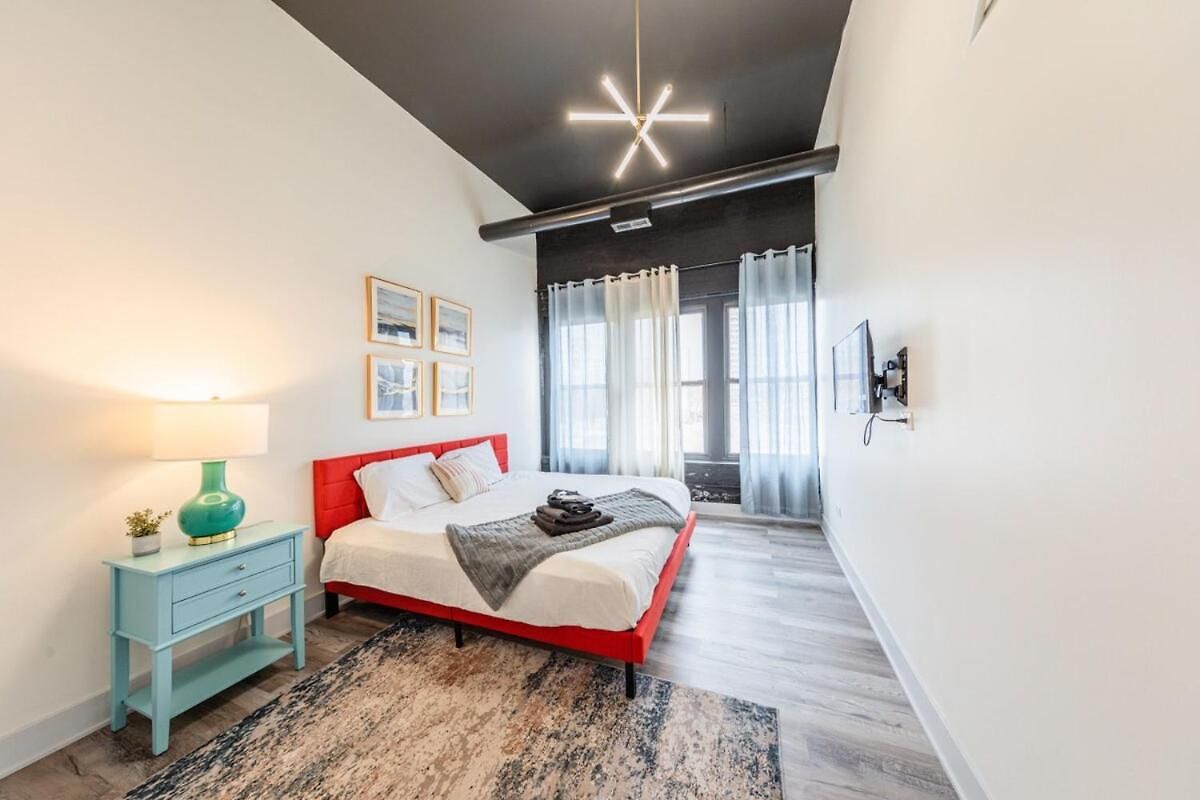 Luxury 5br W/ King Bed & Pool Table Near Chinatown Apartment *