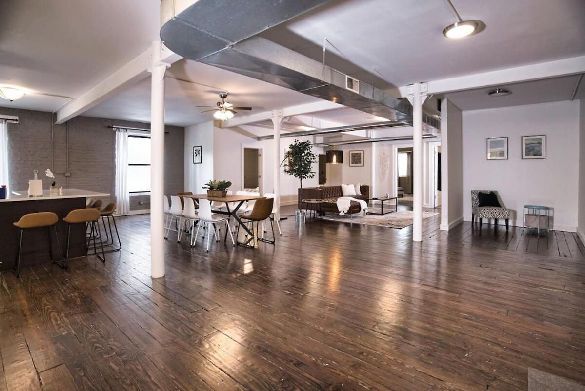 Mccormick 4br Huge Unit W/ Pool Table | Sleeps 10 Apartment Chicago