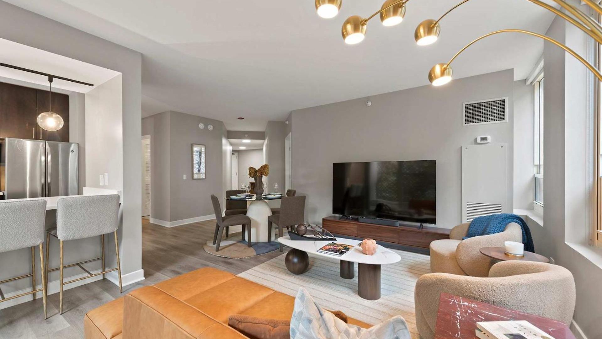 The Bernadin- Designer 3br Center With Balcony * Chicago
