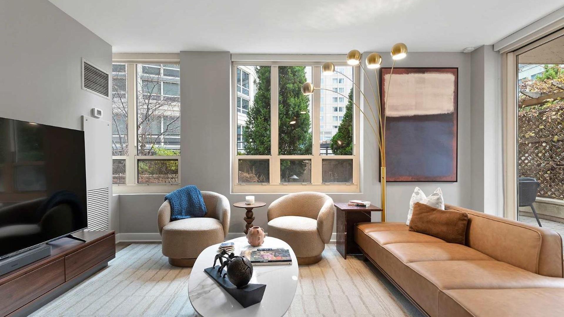 Apartment The Bernadin- Designer 3br Center With Balcony