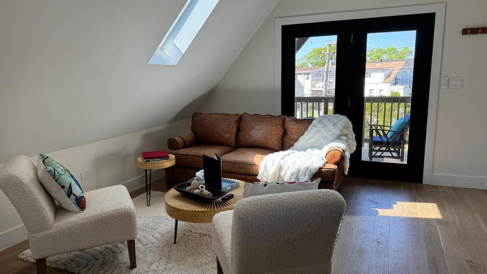 Apartment Chic Luxe Retreat Light Filled King Bed Garage