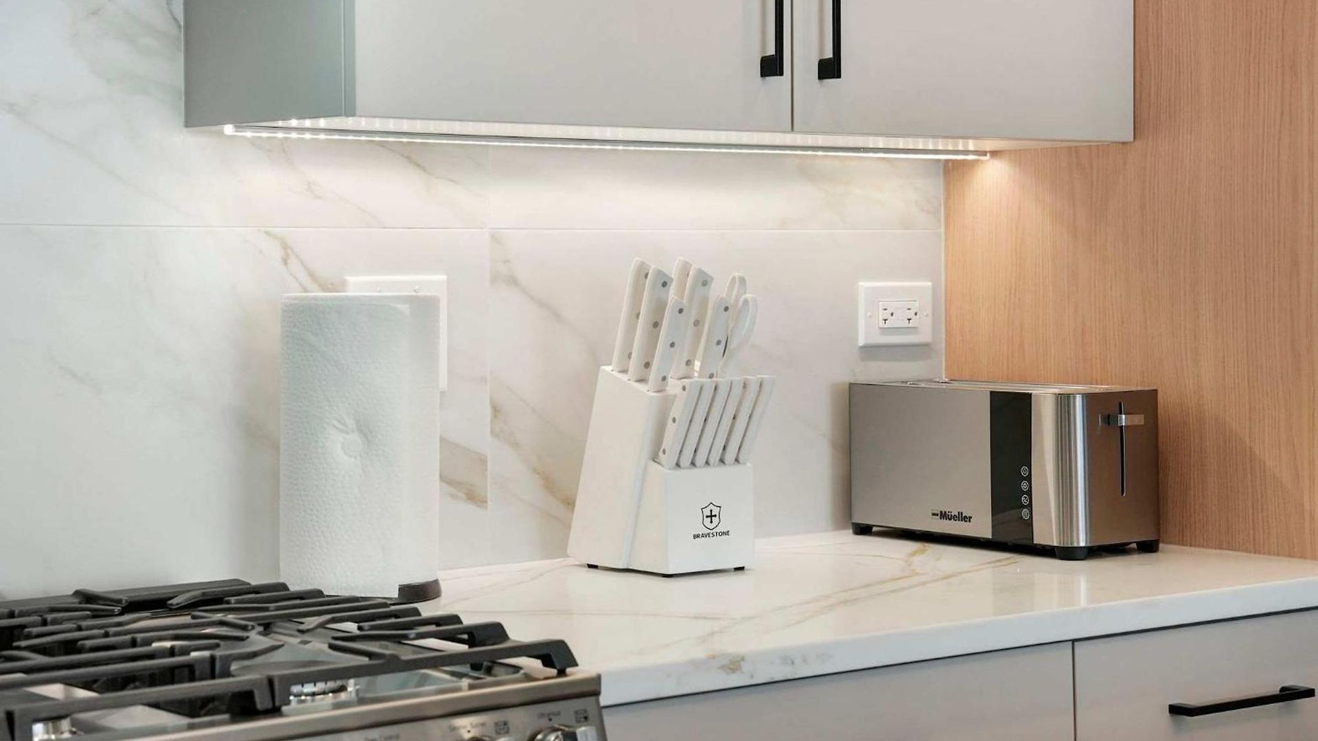 Apartment Modern By Med District With Parking & Laundry *