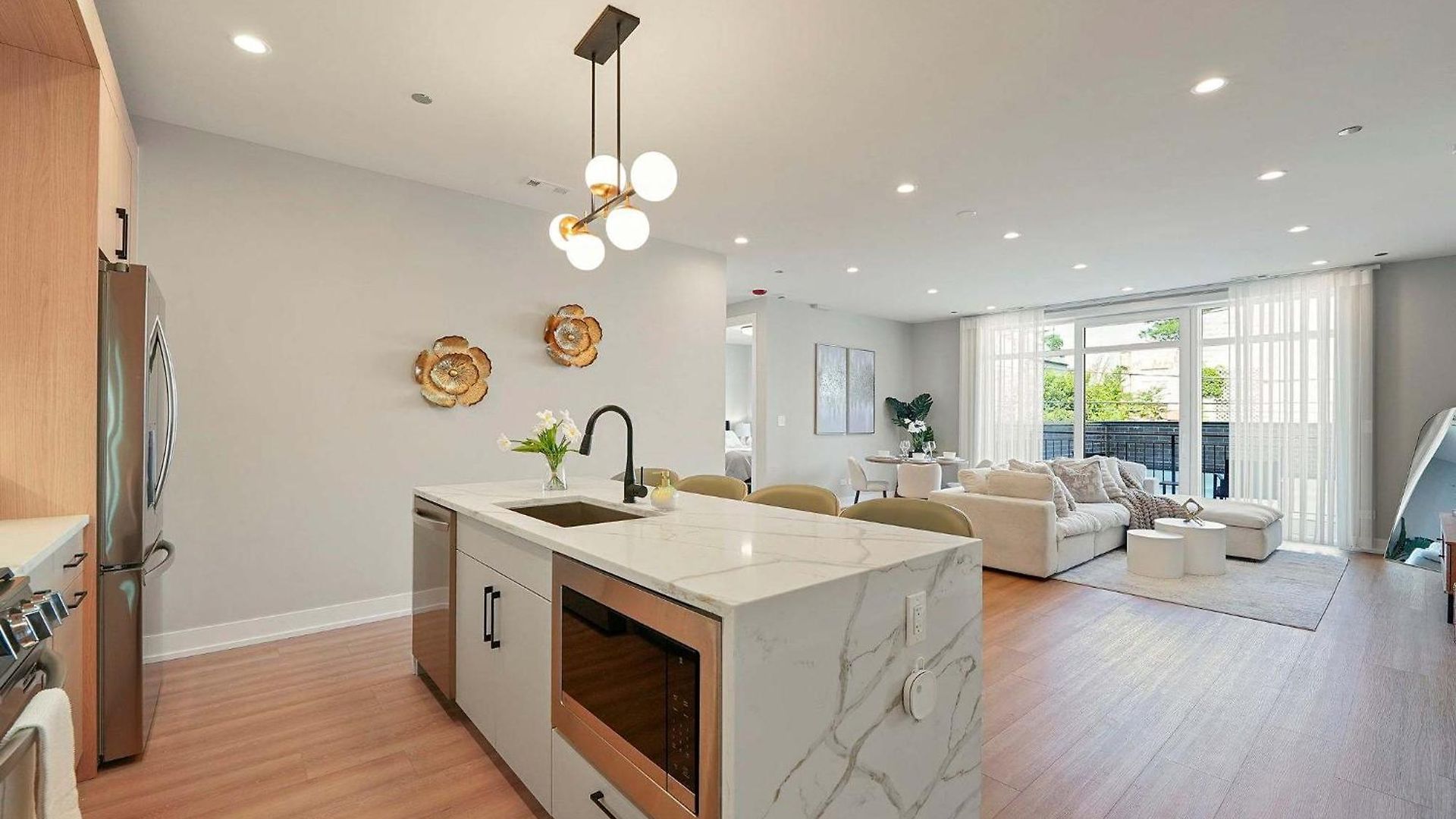 Modern By Med District With Parking & Laundry