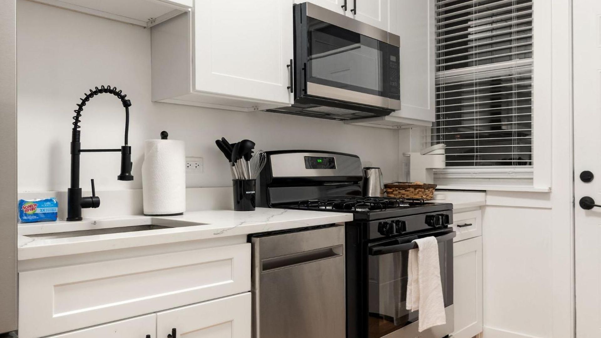 Steps From Wrigley Field And Michigan Apartment *
