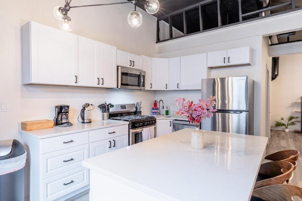 Luxury 5br W/ King Bed & Pool Table Near Chinatown Apartment