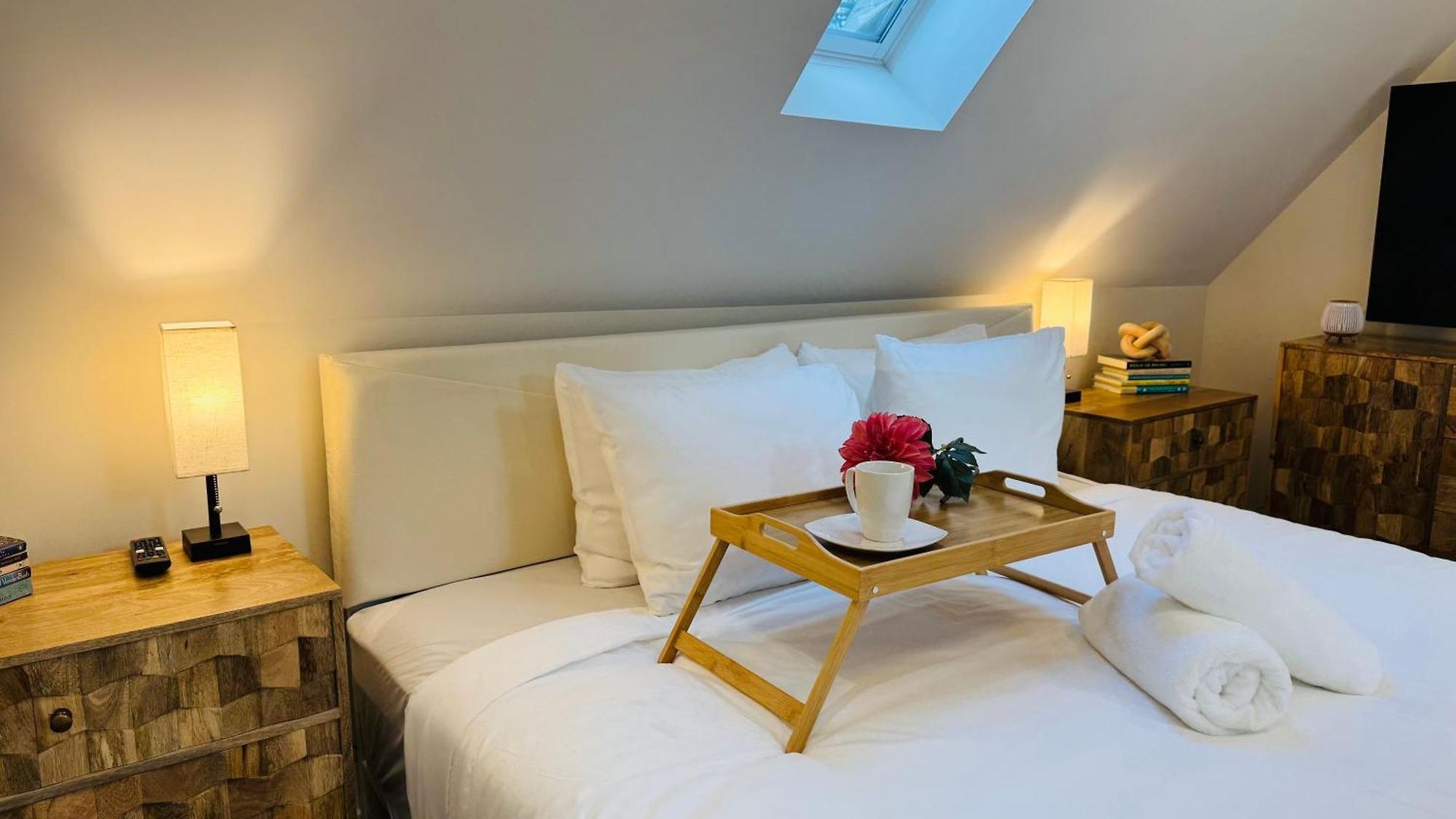 Apartment Chic Luxe Retreat Light Filled King Bed Garage