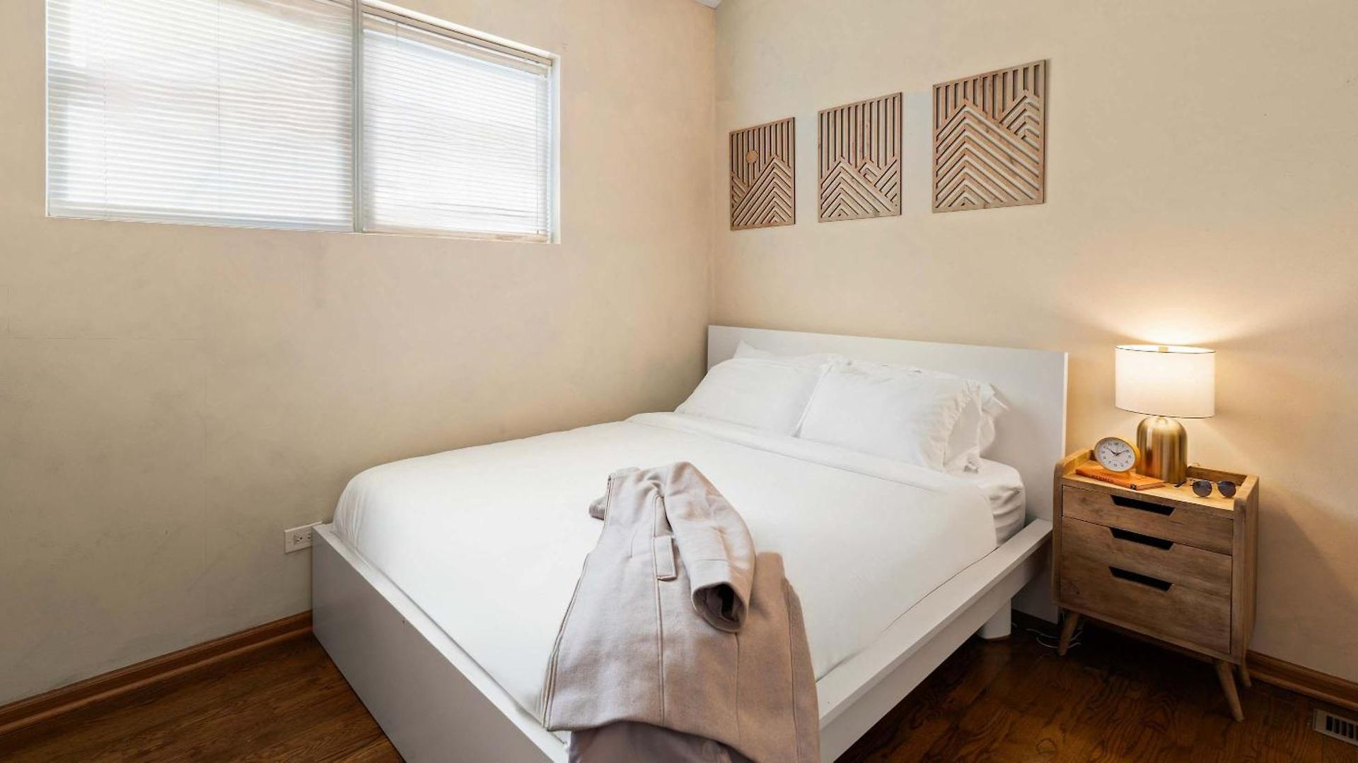 Pool Table, Pingpong, Arcade, 2-car Parking, 3 Floors Apartment Chicago