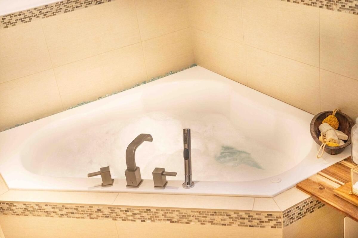 2level Duplex With Jaccuzi-gem In 4bd&3ba *
