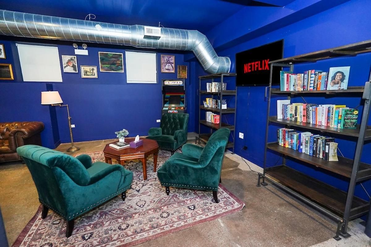 Modern 4br Pilsen Retreat Near Illinois Medical District & Downtown Apartment