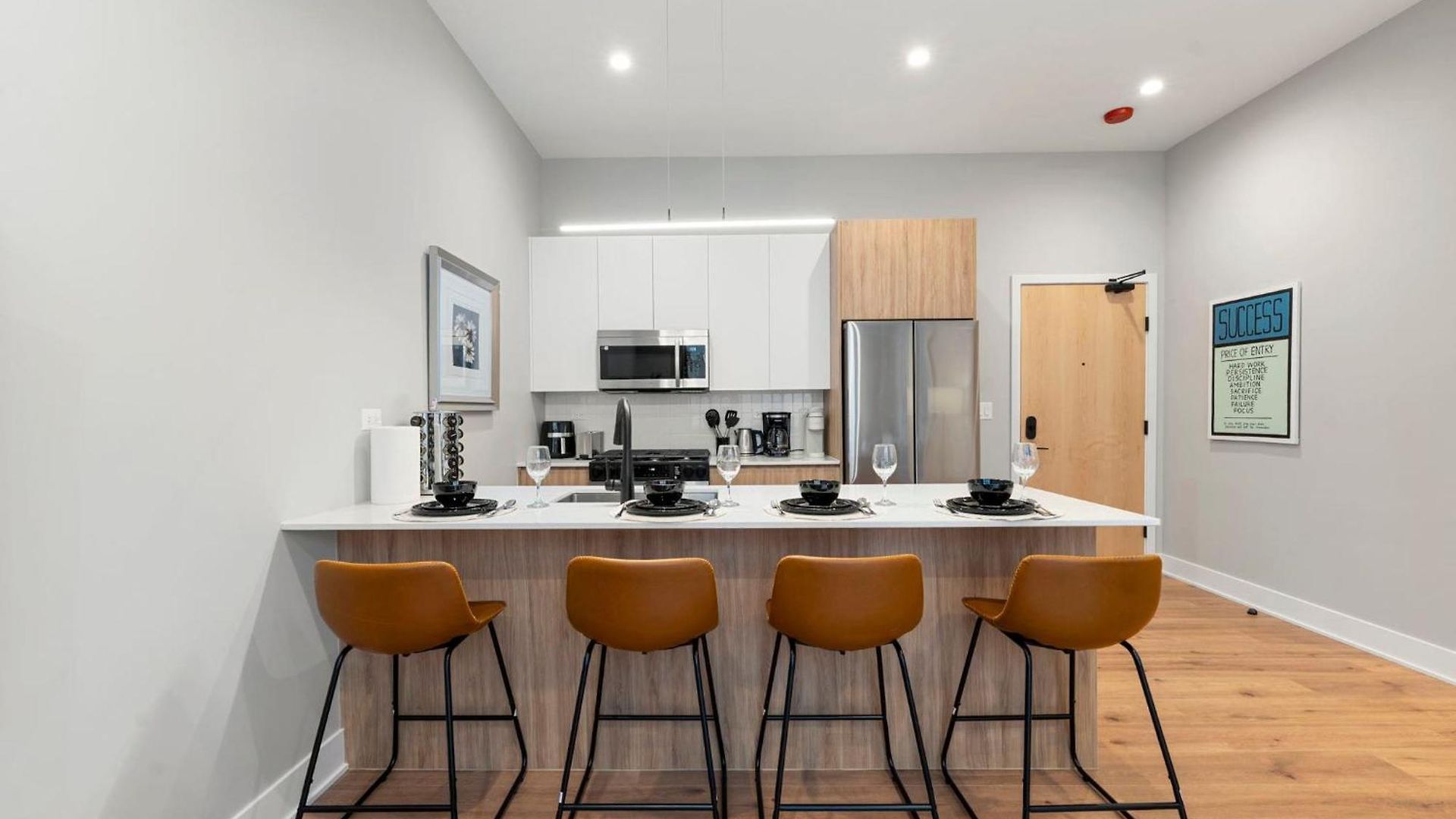 Apartment 2bd 2ba Condo- Steps To With Gym & Parking