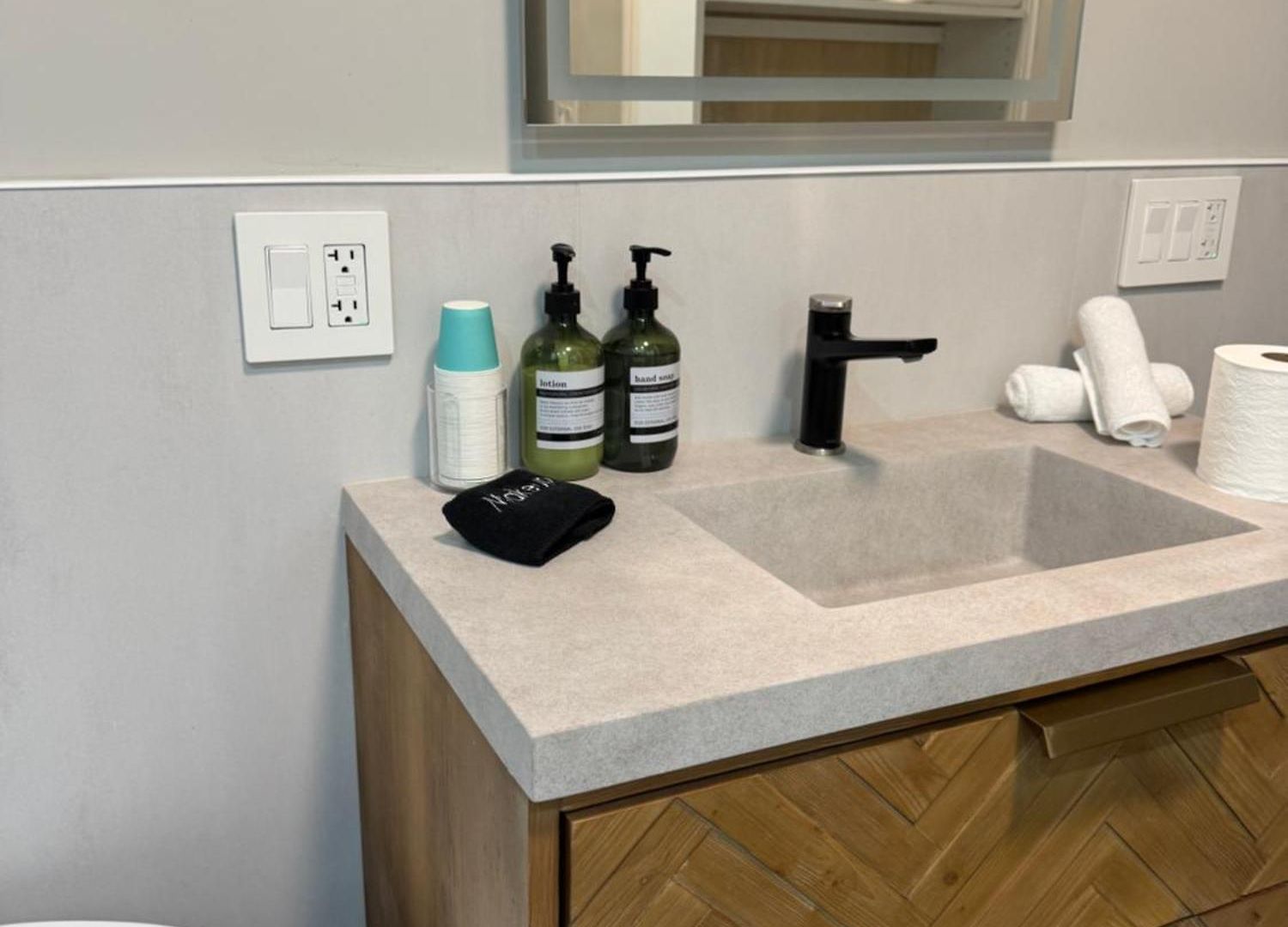 Sleek Avondale Bath 2 Bed King And Queen And Garage Chicago