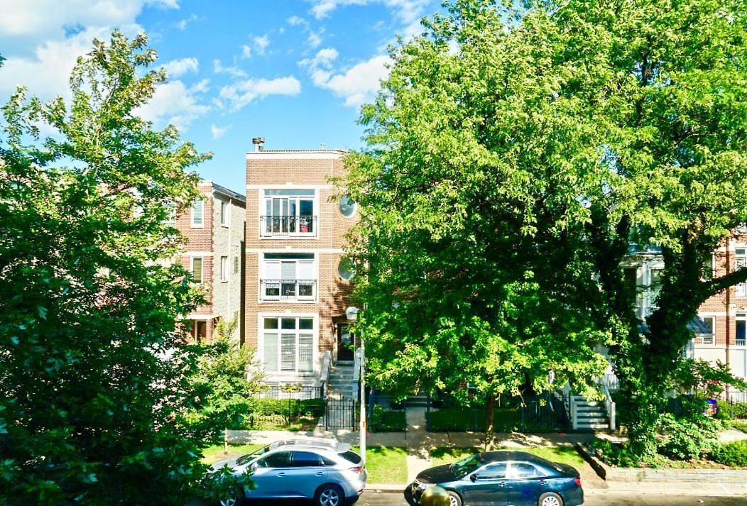 Apartment Cubs Near Wrigley Chicago