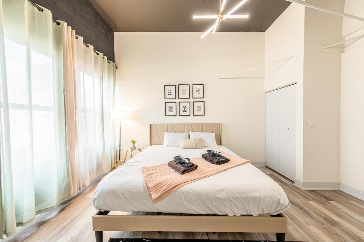 Luxury 5br W/ King Bed & Pool Table Near Chinatown * Chicago