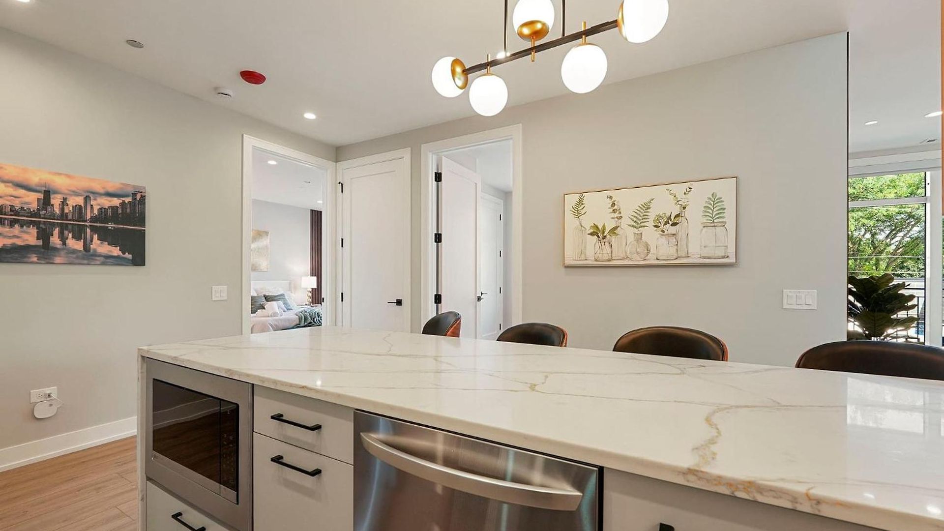 Apartment Welcoming Month Long 2bd 2ba With Parking Chicago