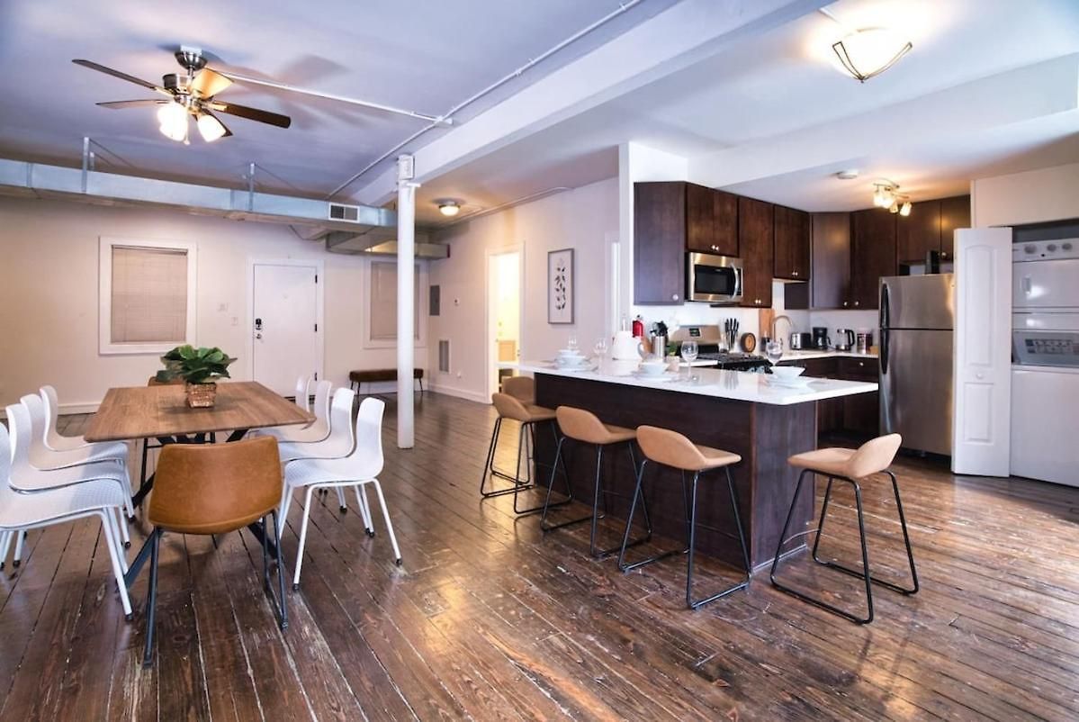 Mccormick 4br Huge Unit W/ Pool Table | Sleeps 10 Chicago