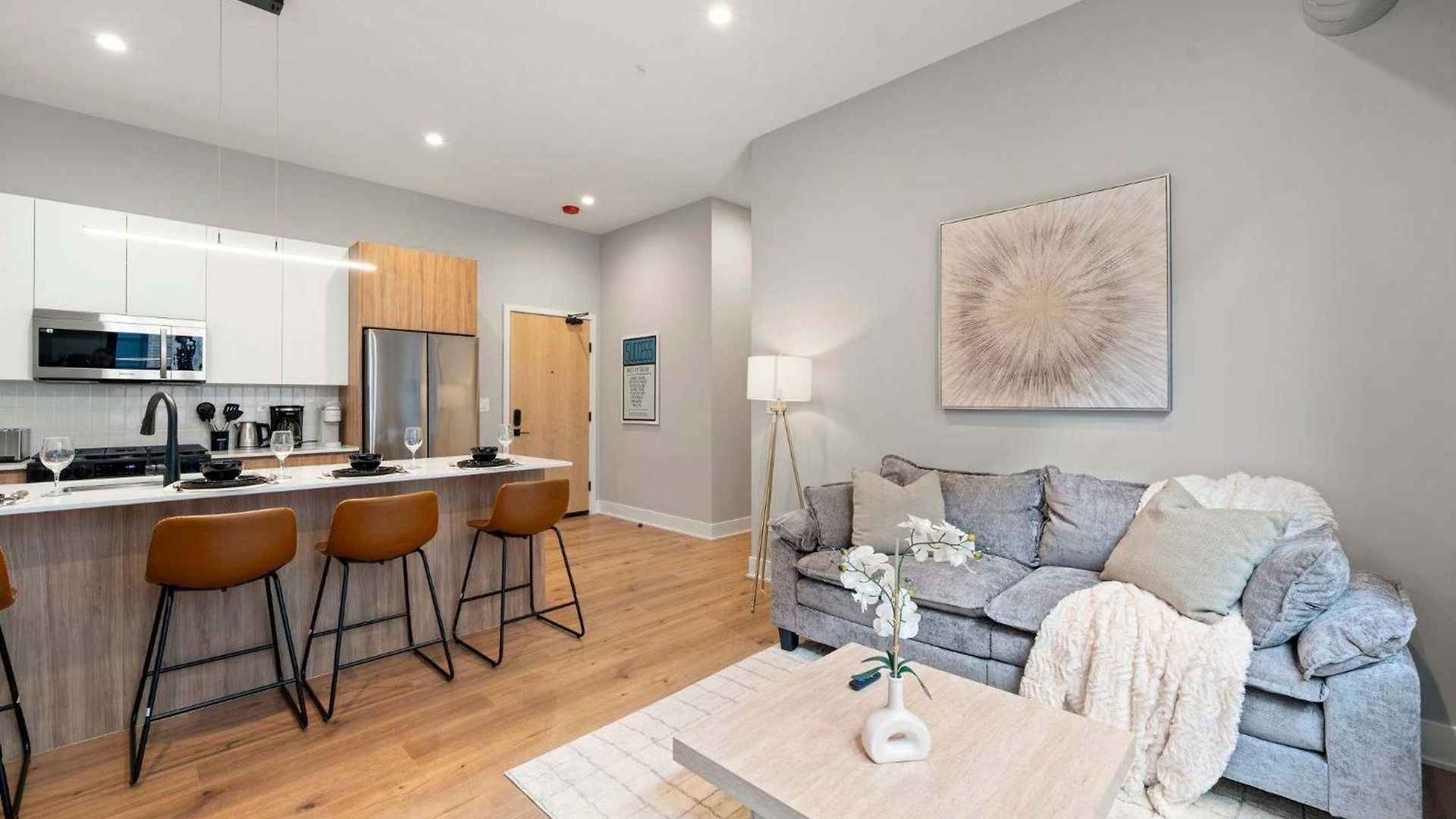 2bd 2ba Condo- Steps To With Gym & Parking Apartment