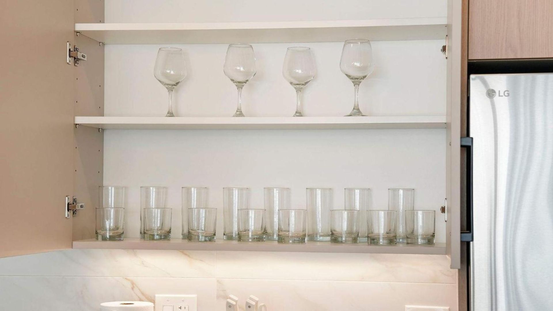 Modern By Med District With Parking & Laundry