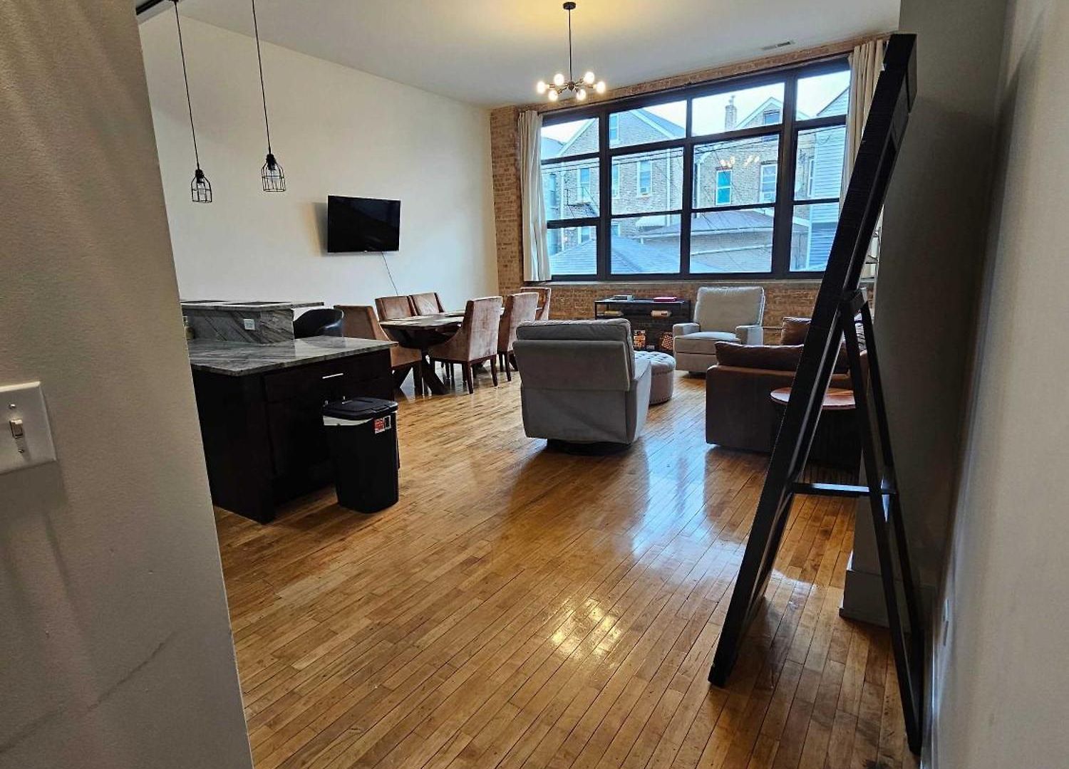 Apartment 4 Bedroom Sleeps 20 People