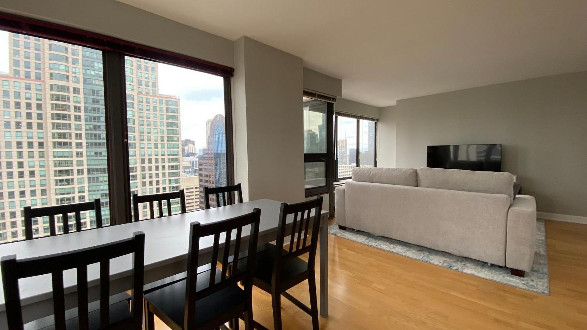 River North Magnificent Mile Condo, And Views, 43rd Floor Corner, Parking Included! Apartment *