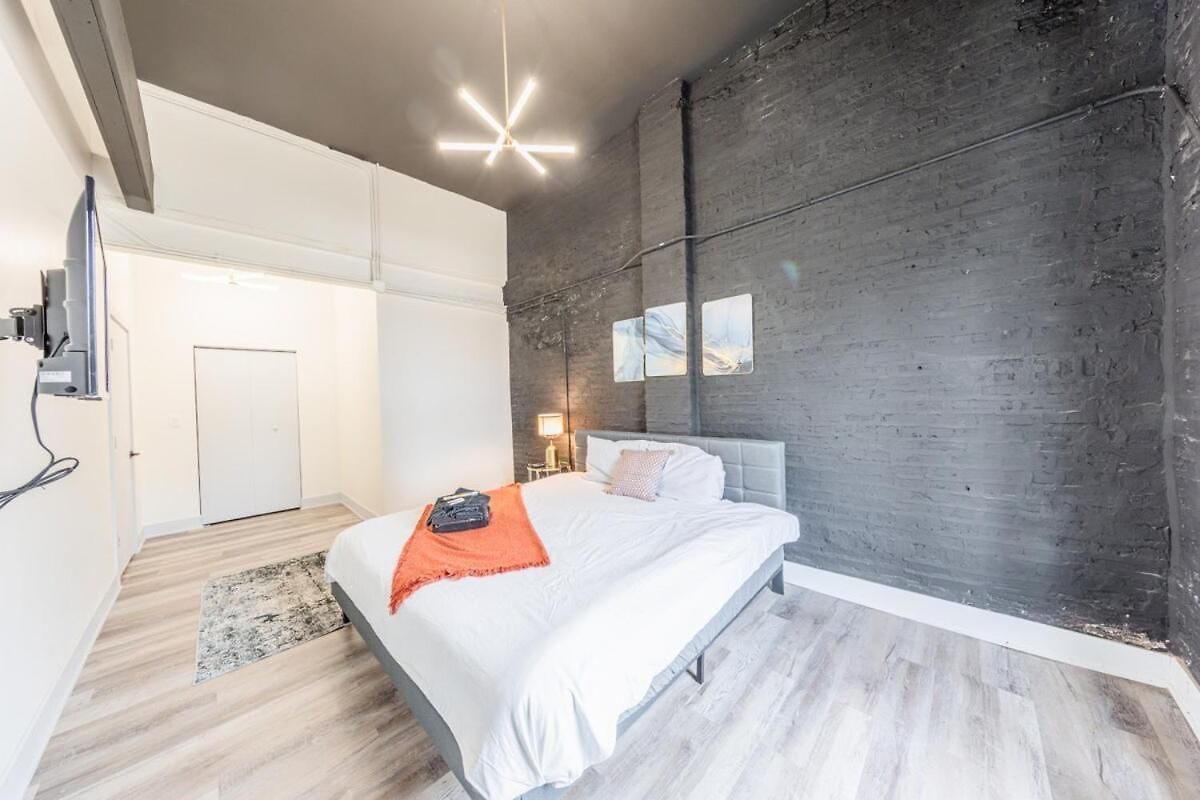 Luxury 5br W/ King Bed & Pool Table Near Chinatown Apartment Chicago