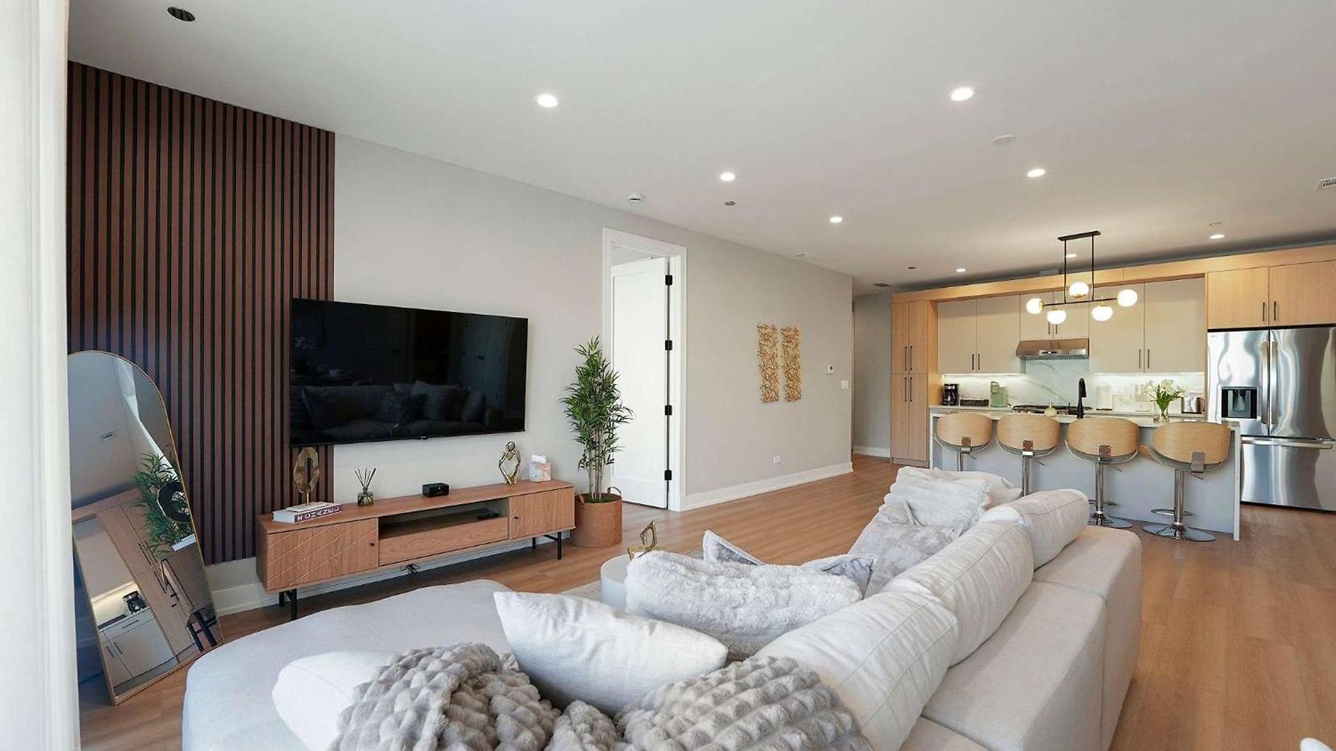 Modern By Med District With Parking & Laundry