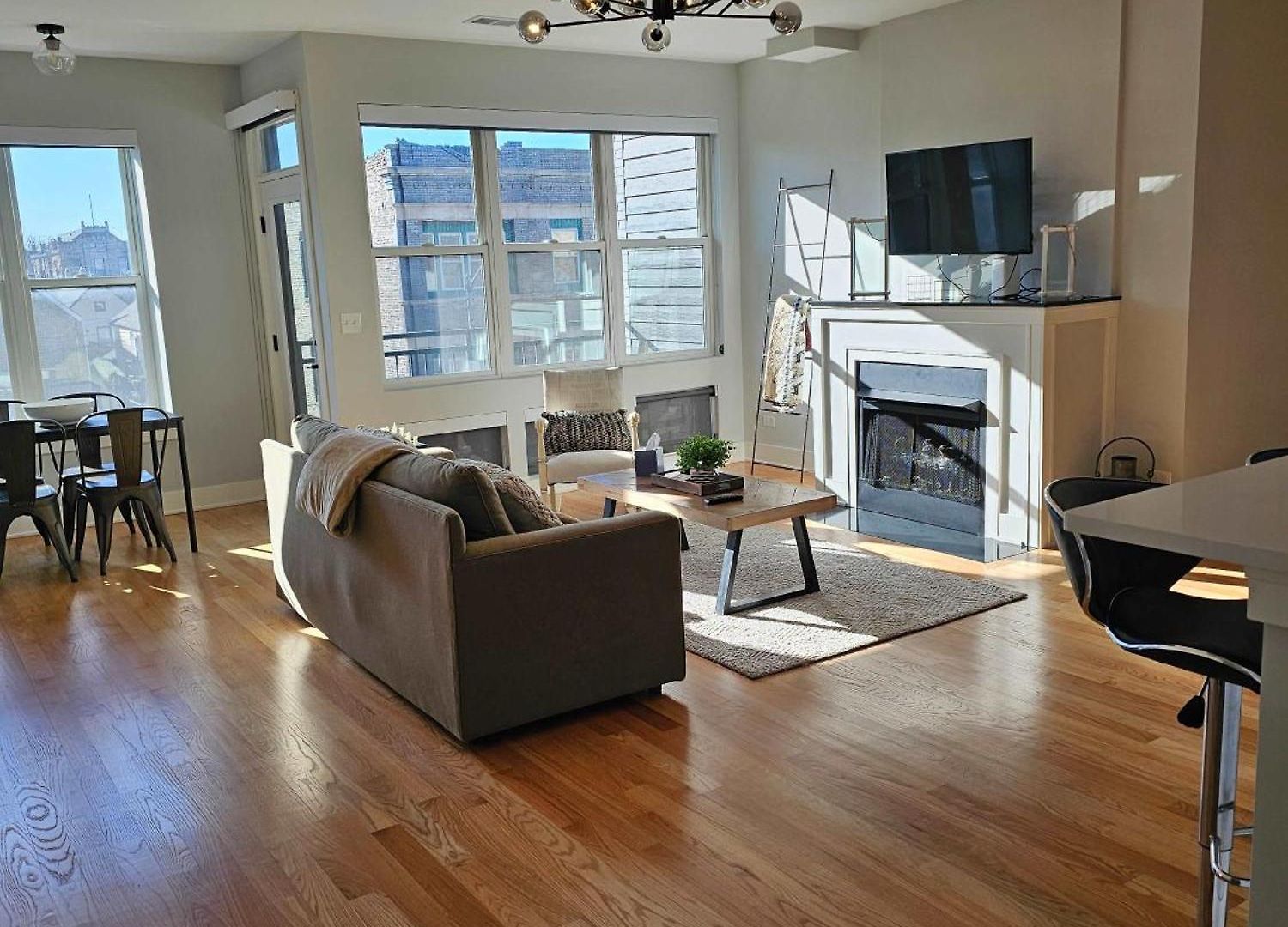Apartment Updated 3 Bedroom Downtown Pilsen *
