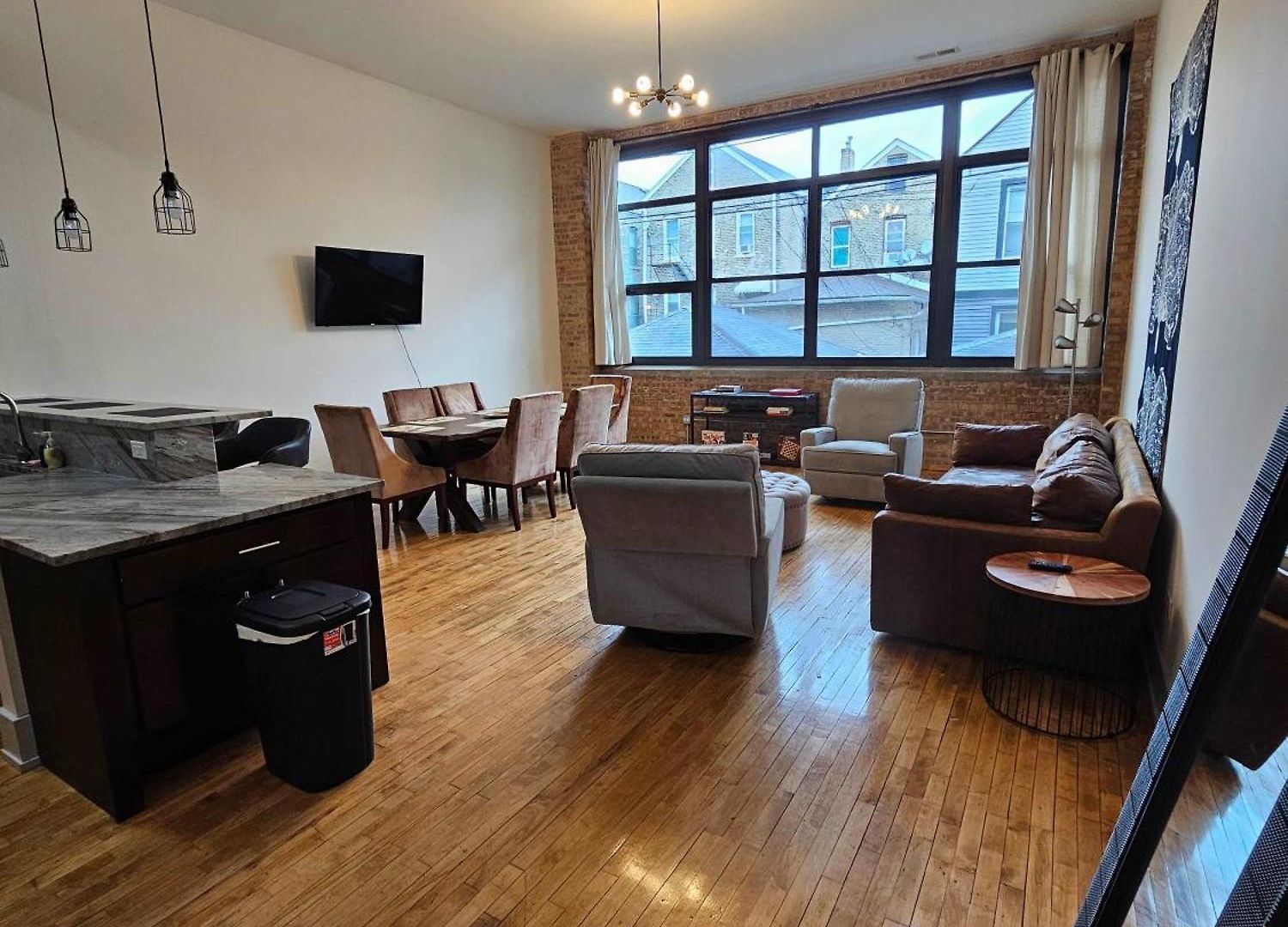 4 Bedroom Sleeps 20 People Chicago