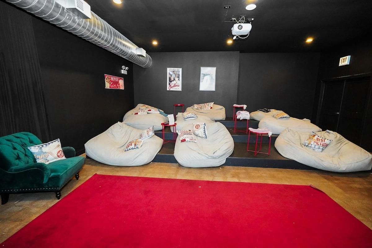 Modern 4br Pilsen Retreat Near Illinois Medical District & Downtown Chicago