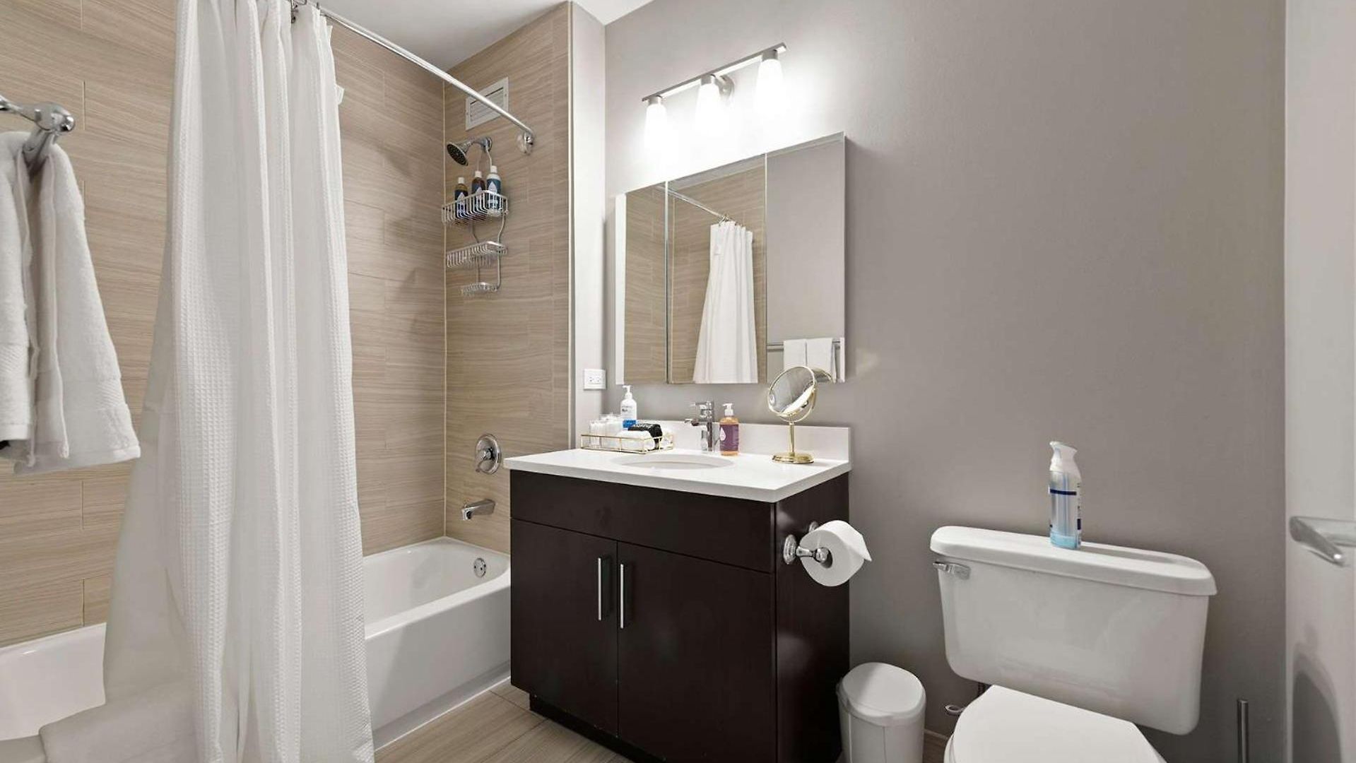 The Bernadin- Designer 3br Center With Balcony *