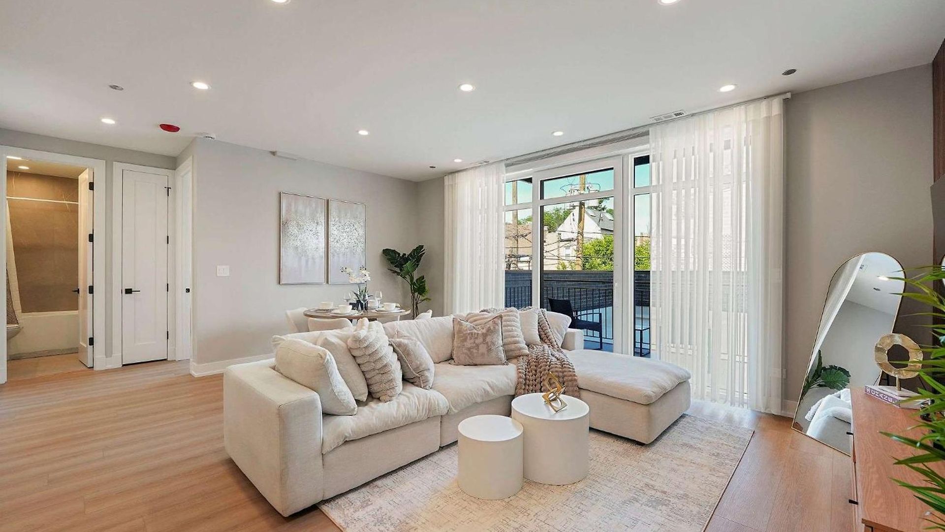 Apartment Modern By Med District With Parking & Laundry *