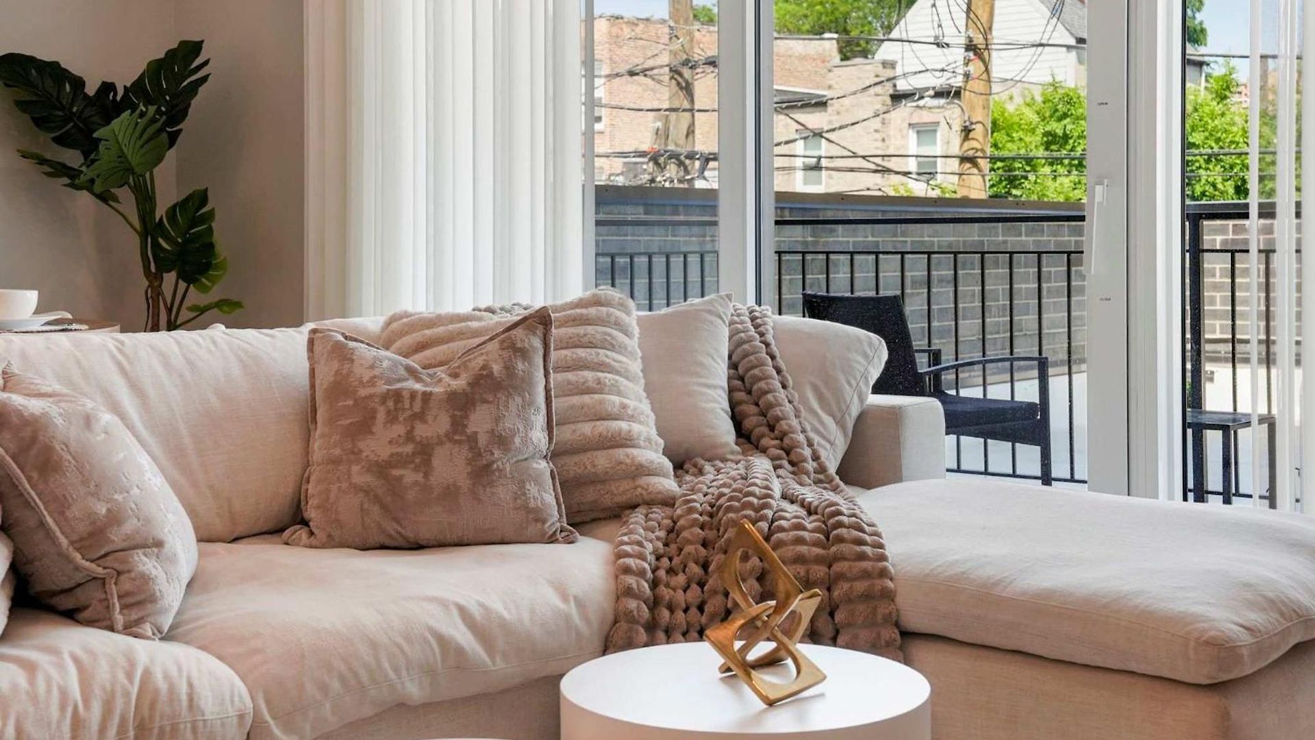 Modern By Med District With Parking & Laundry Chicago