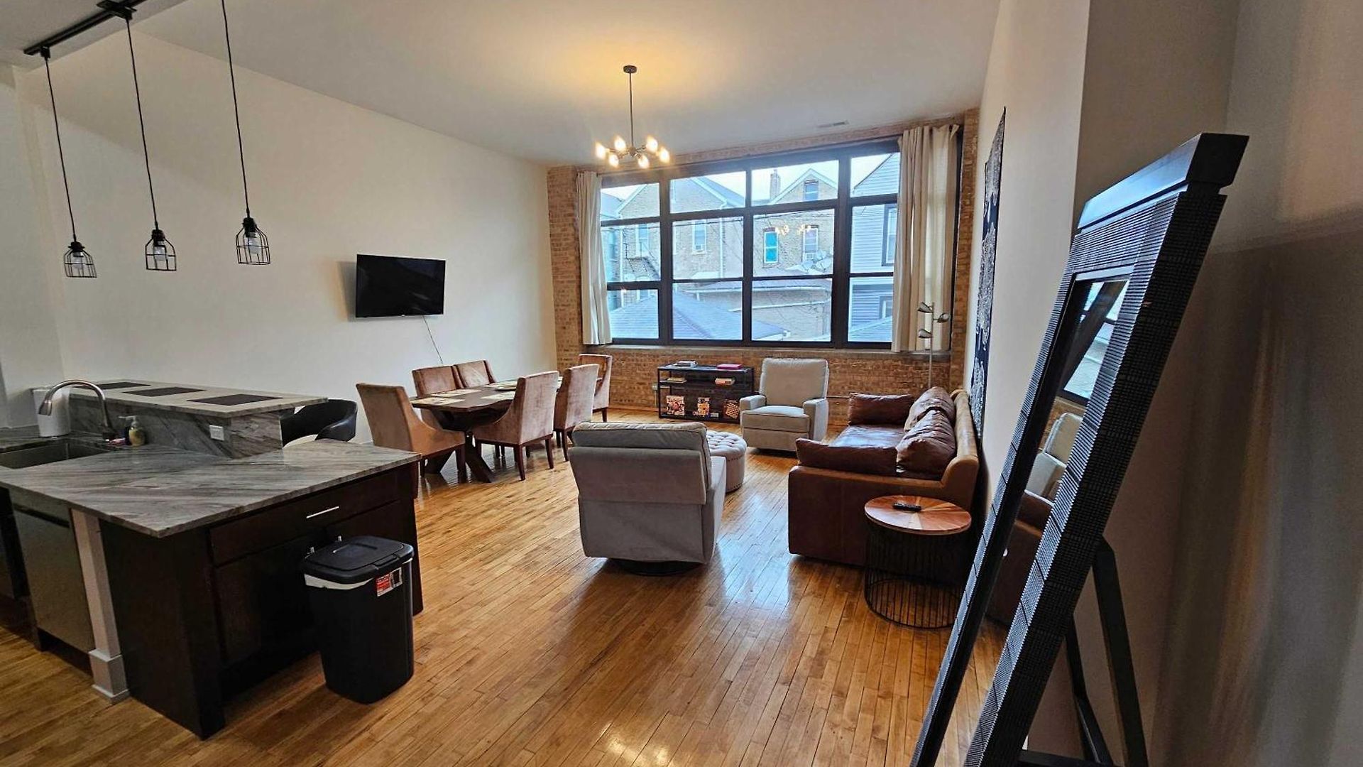 4 Bedroom Sleeps 20 People *