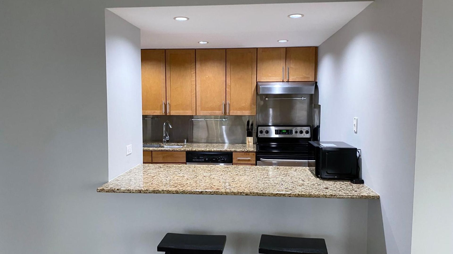 River North Magnificent Mile Condo, And Views, 43rd Floor Corner, Parking Included! Apartment
