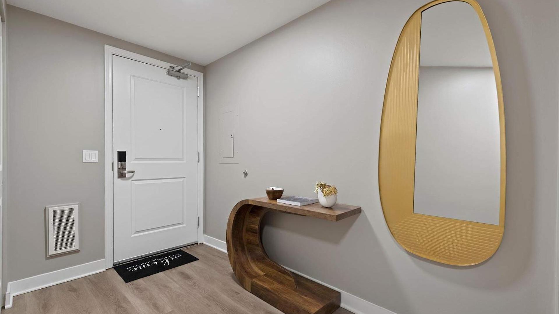 Apartment The Bernadin- Designer 3br Center With Balcony