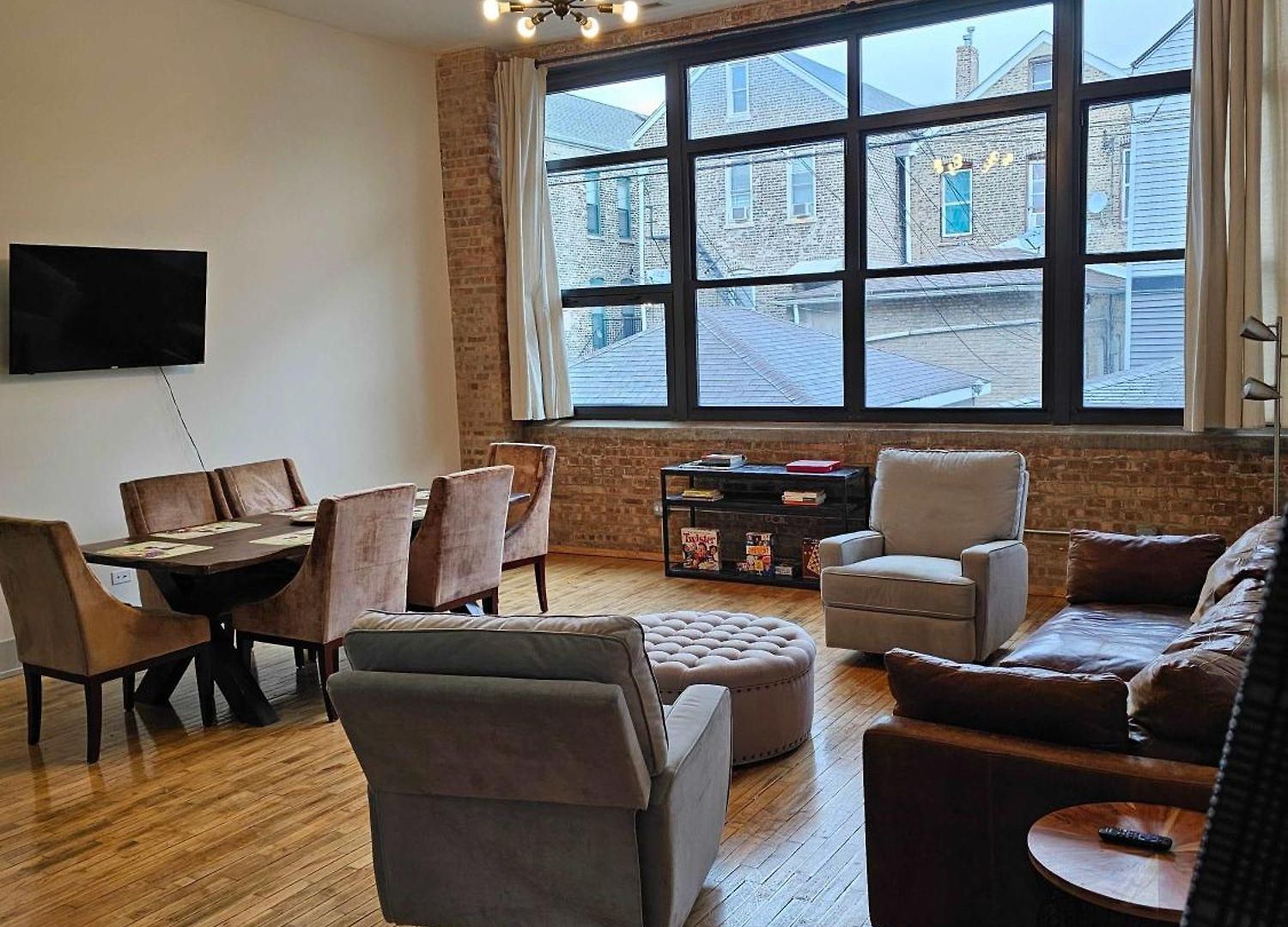 4 Bedroom Sleeps 20 People Apartment Chicago